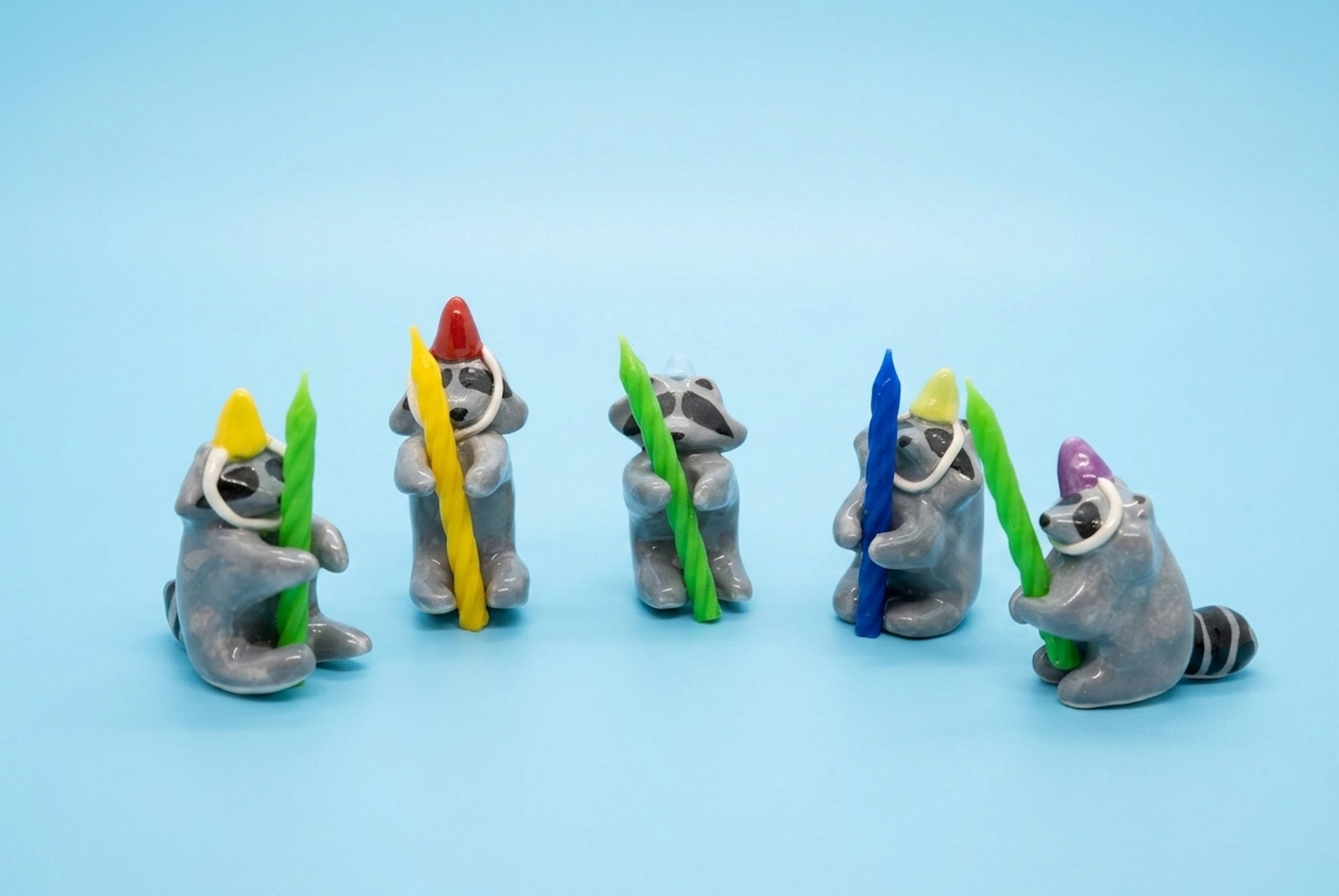 Set de mapachitos sostieniendo la vela para cumpleaños